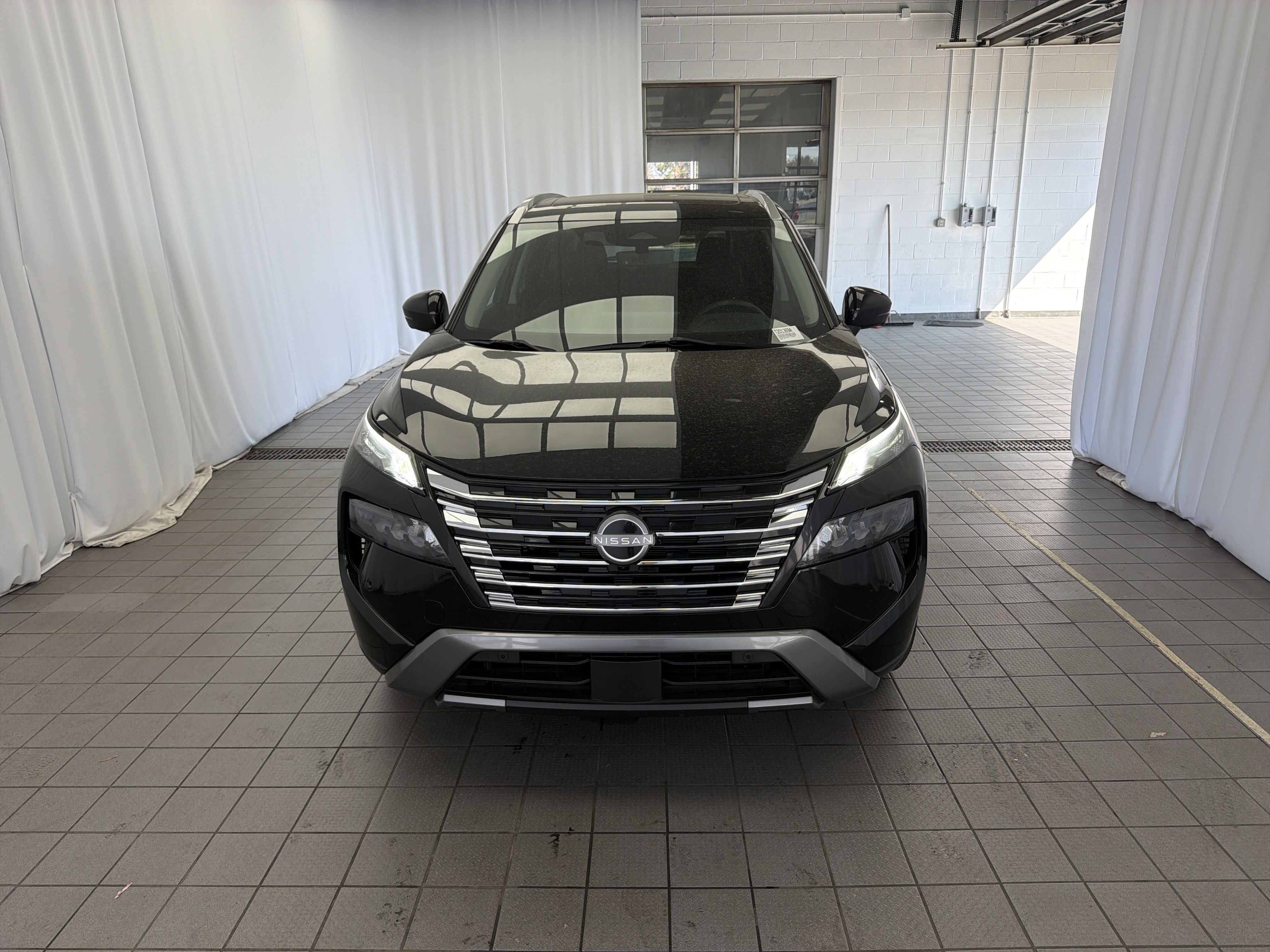 Used 2024 Nissan Rogue SL w/ SL Premium Package image 2