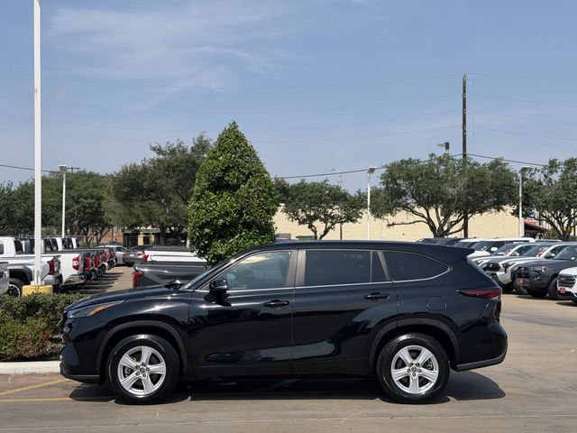 Certified 2024 Toyota Highlander LE FWD image 4