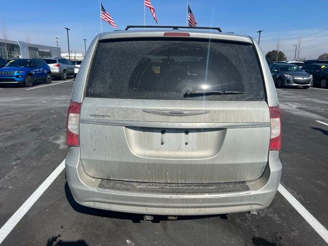 Used 2011 Chrysler Town & Country Touring image 5
