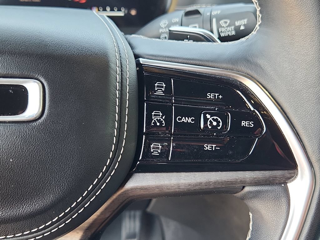 Certified 2022 Jeep Grand Cherokee Overland w/ Luxury Tech Group IV AWD/4WD image 19