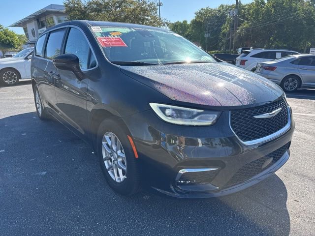 Used 2025 Chrysler Pacifica Select image 8