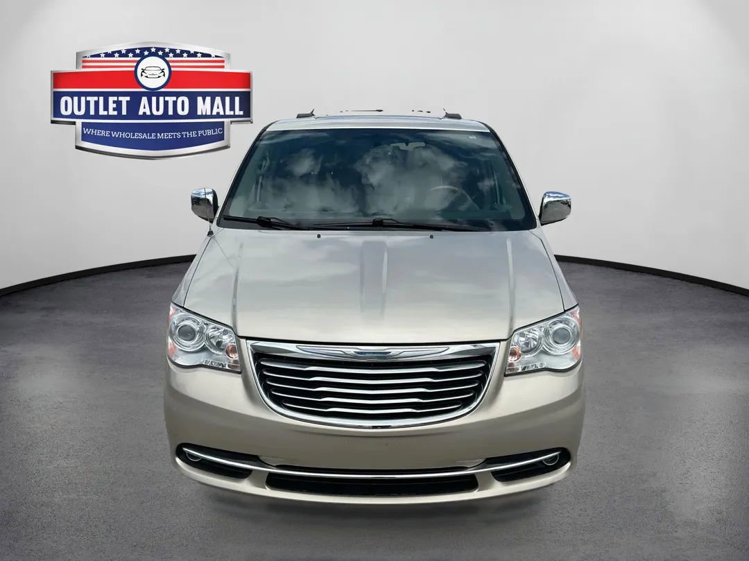 Used 2014 Chrysler Town & Country Limited w/ Luxury Group FWD image 8