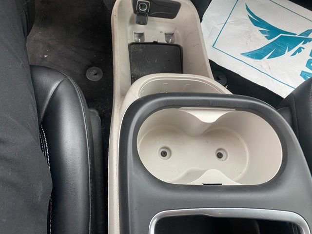 Used 2023 Chrysler Pacifica Touring-L image 11