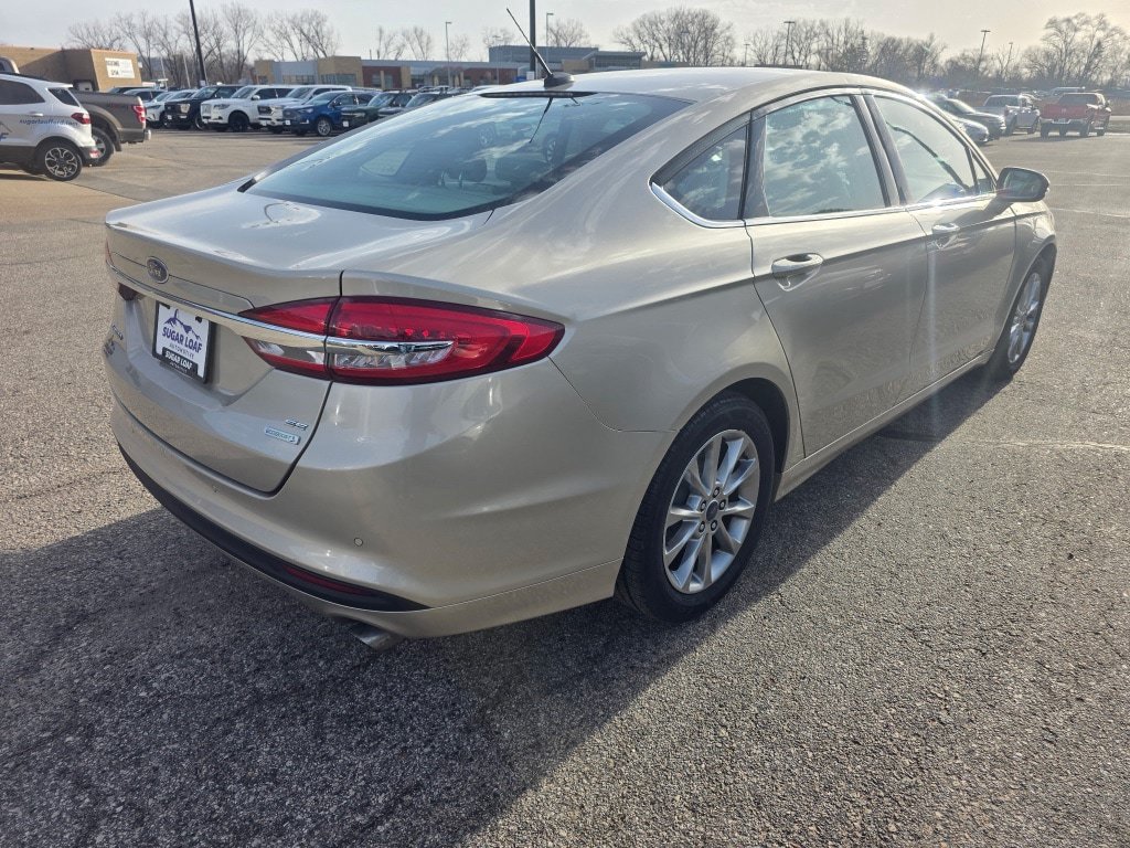 Used 2017 Ford Fusion SE FWD image 3