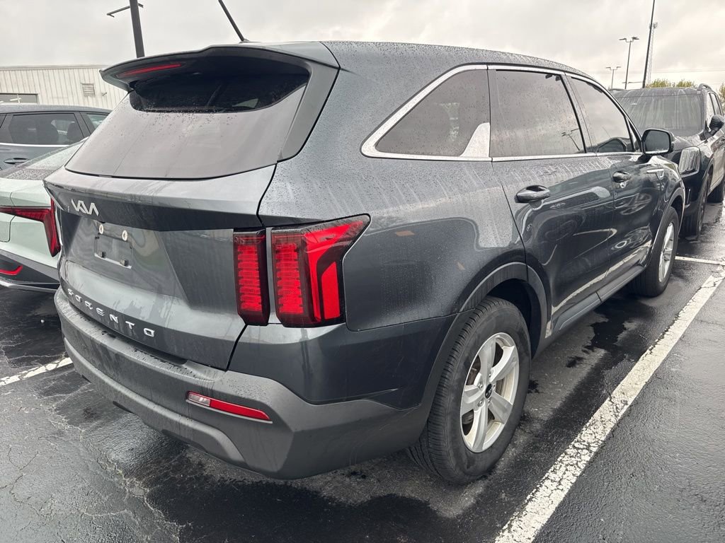 Used 2022 Kia Sorento LX image 3