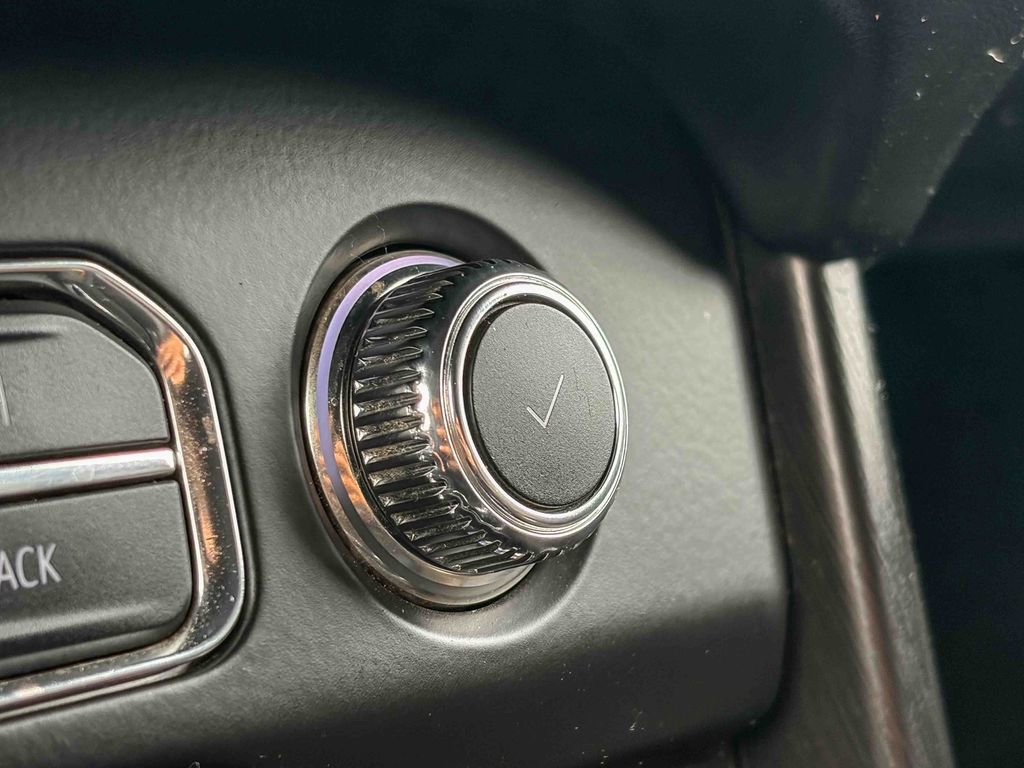 Used 2022 GMC Yukon XL AT4 image 31