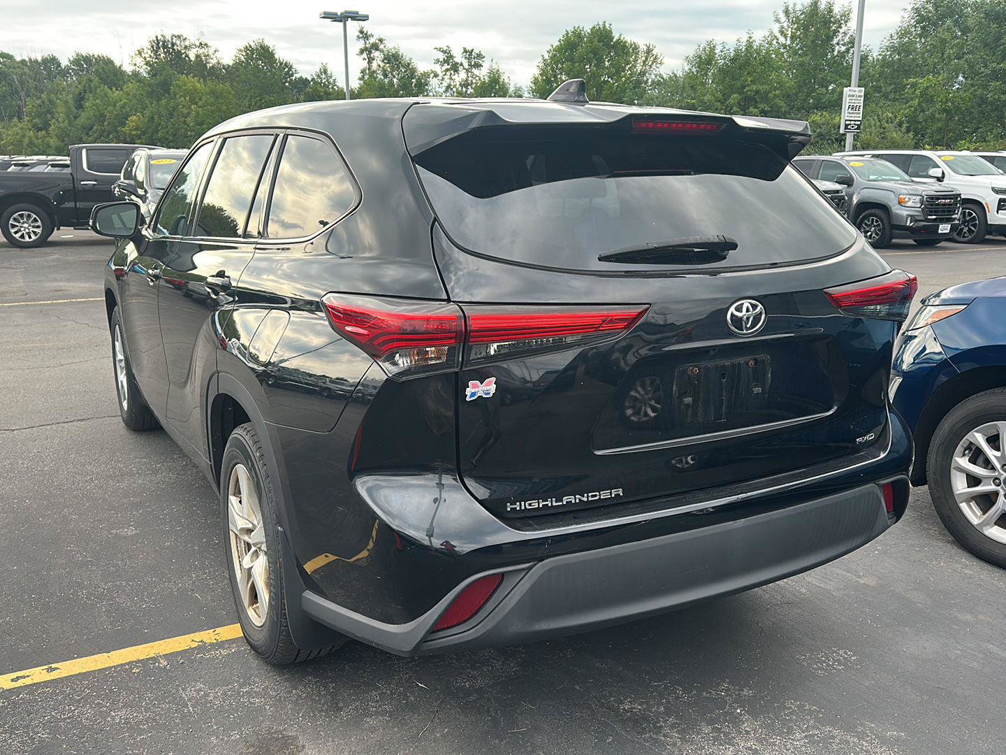 Used 2020 Toyota Highlander L AWD/4WD image 4