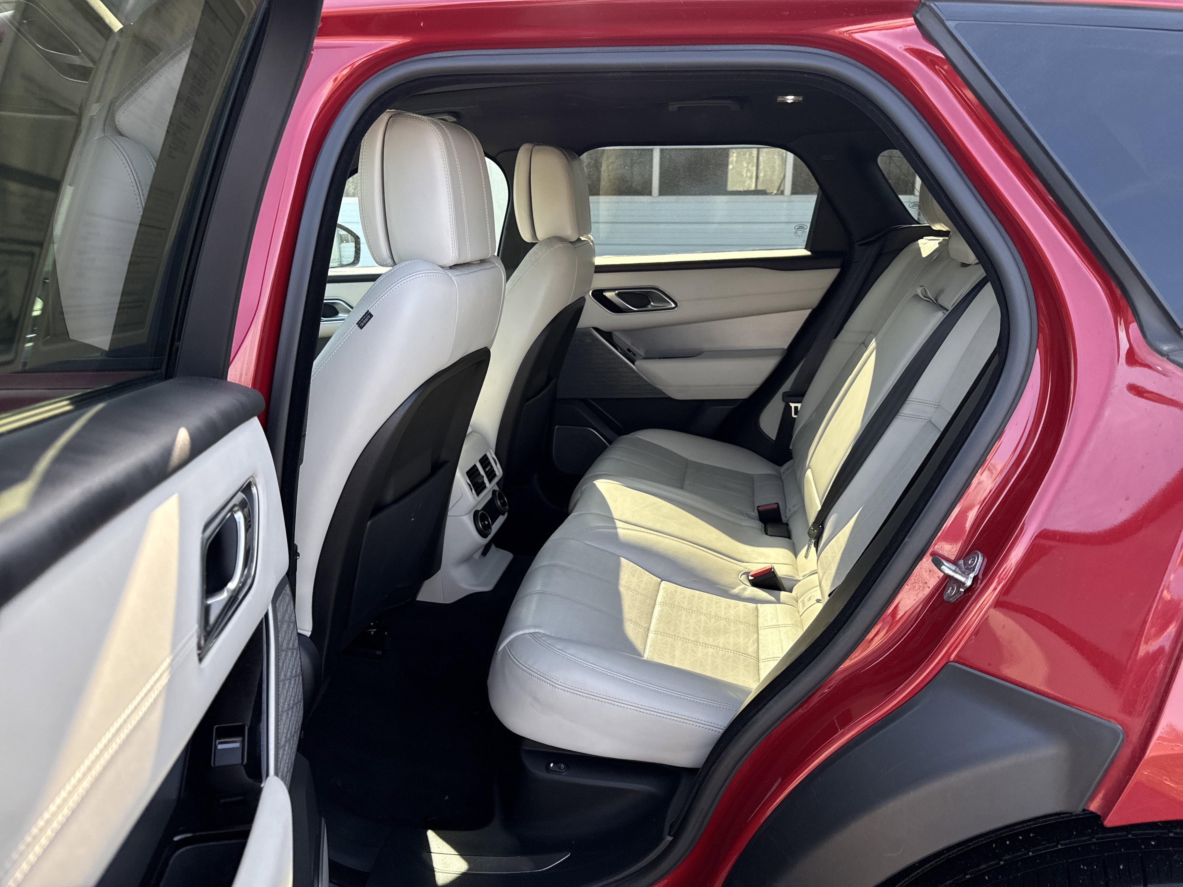 Used 2018 Land Rover Range Rover Velar R-Dynamic SE image 28