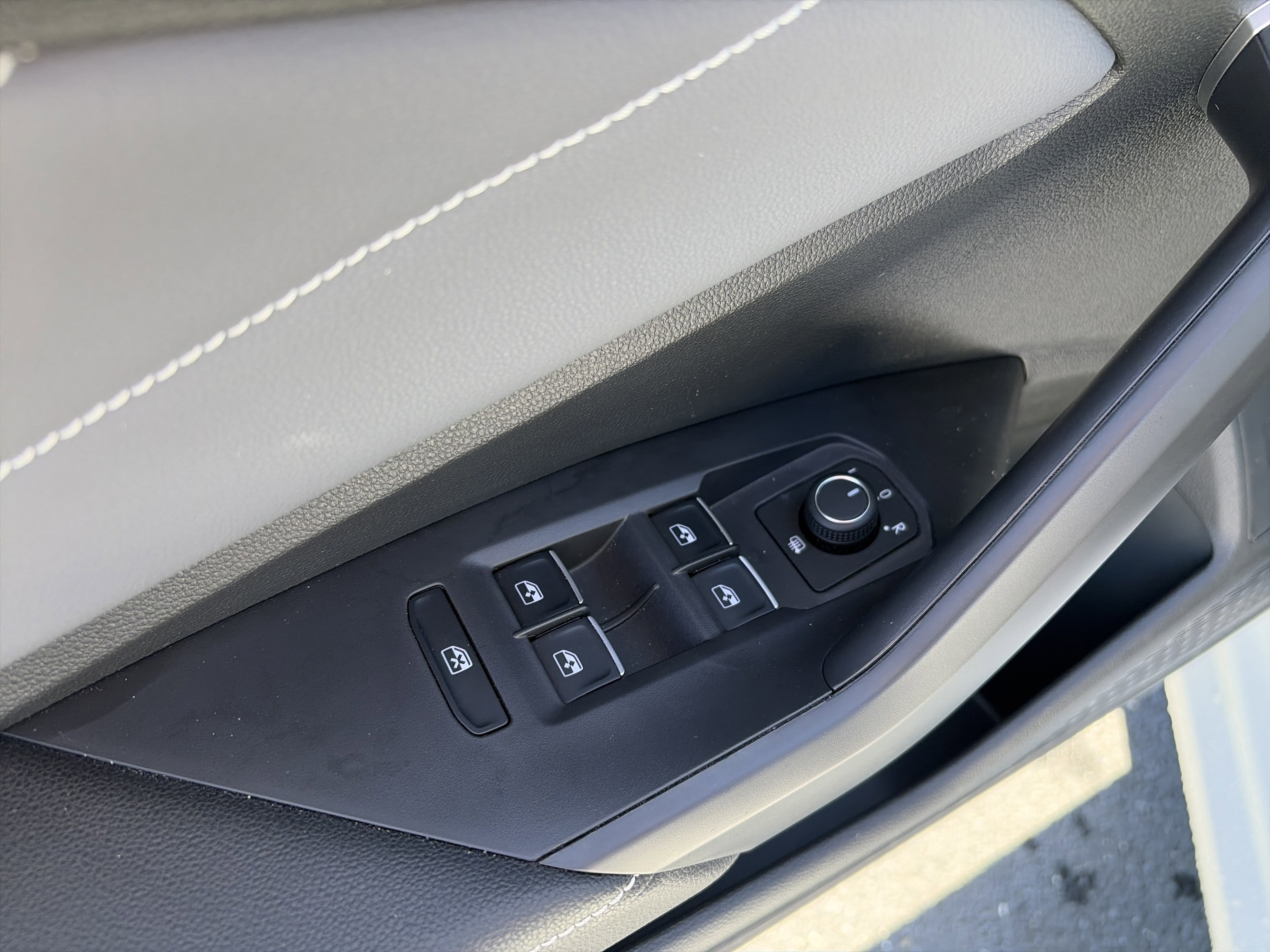 Used 2025 Volkswagen Jetta SEL image 14