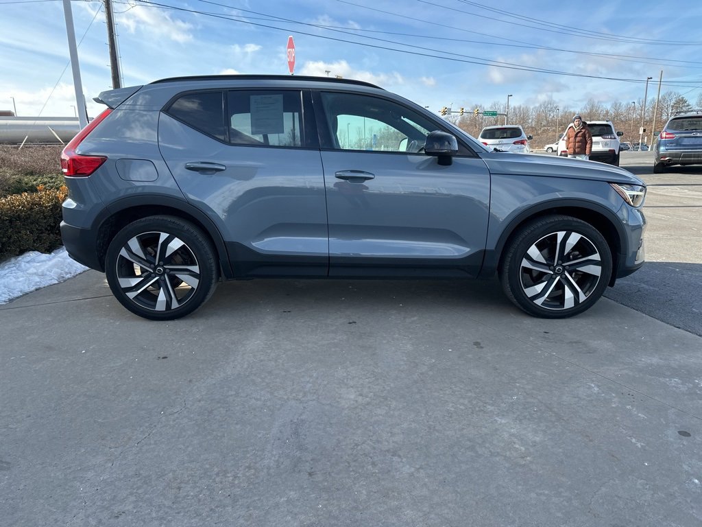 Certified 2023 Volvo XC40 B5 Ultimate w/ Protection Package Premier image 4