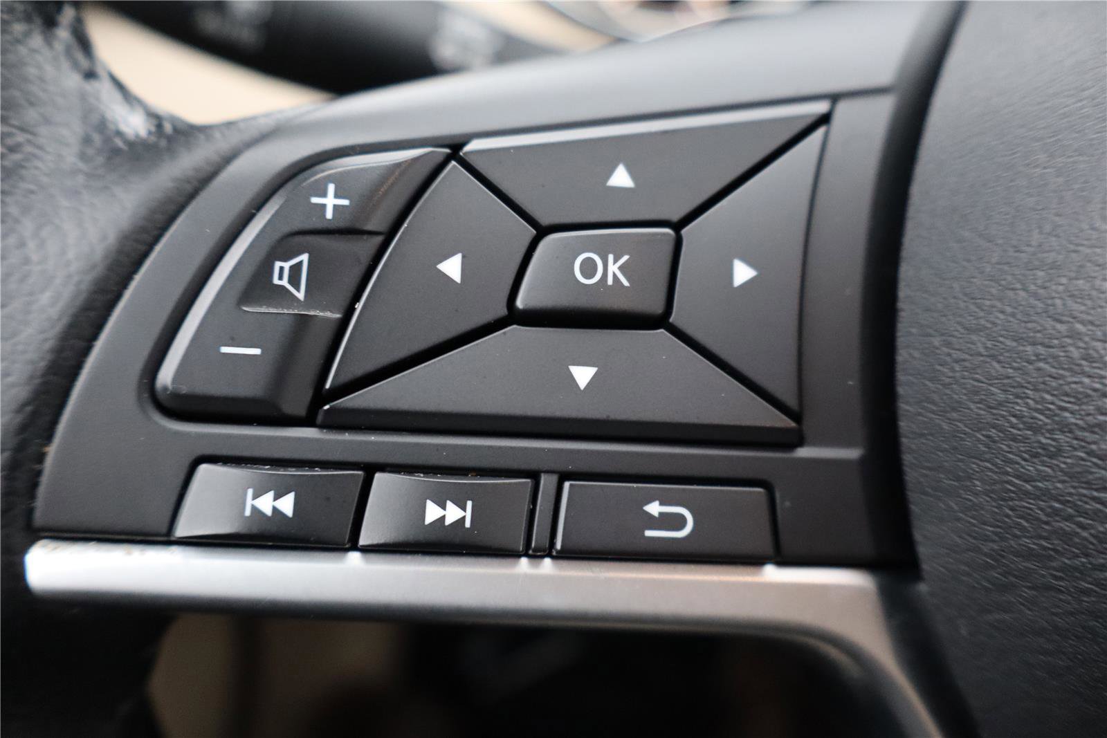 Used 2020 Nissan Rogue SV w/ Premium Package image 18