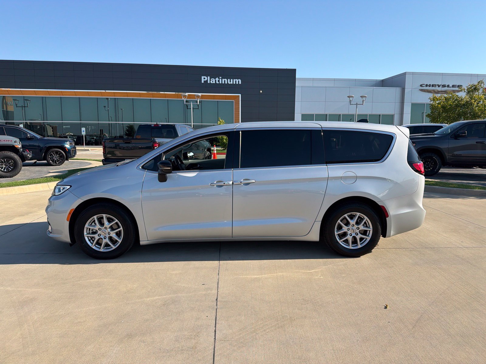 Used 2024 Chrysler Pacifica Touring-L FWD image 2
