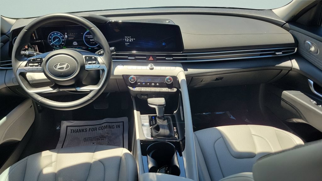 Certified 2025 Hyundai Elantra Limited FWD image 11