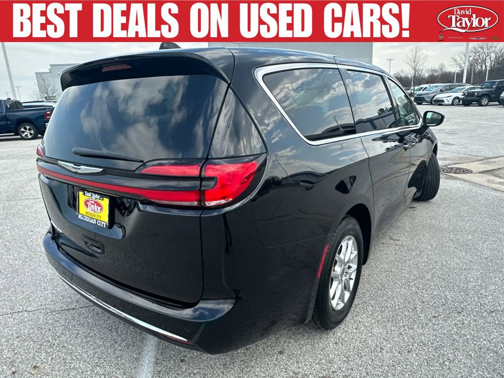 Used 2024 Chrysler Pacifica Touring-L FWD image 3