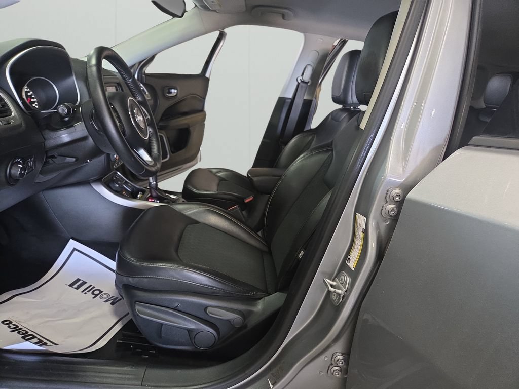 Used 2018 Jeep Compass Latitude w/ Cold Weather Group AWD/4WD image 14
