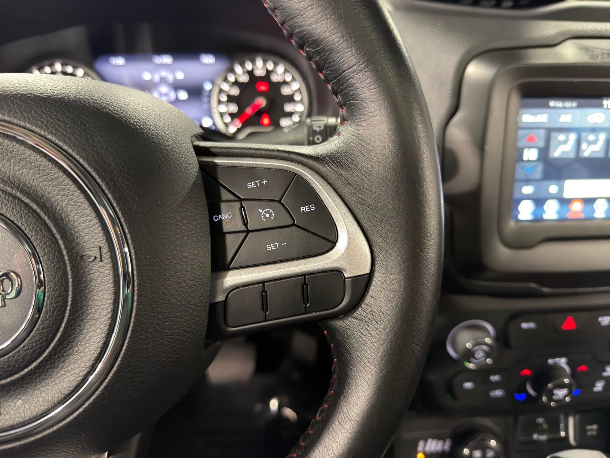 Used 2019 Jeep Renegade Trailhawk AWD/4WD image 17