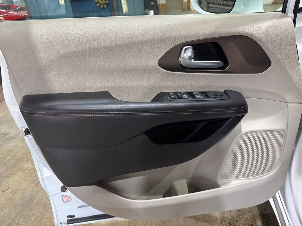 Used 2018 Chrysler Pacifica Touring-L image 15