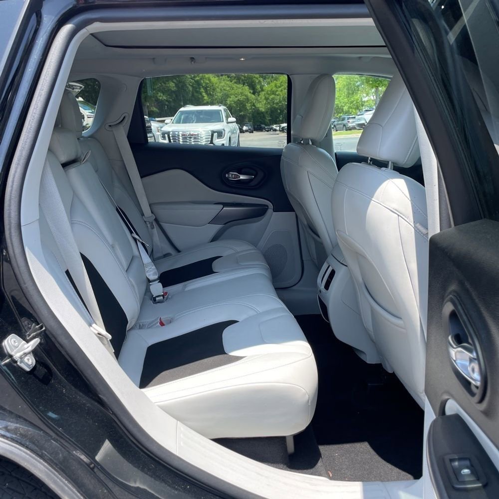 Used 2021 Jeep Cherokee Latitude Plus w/ Sun & Sound Group FWD image 12