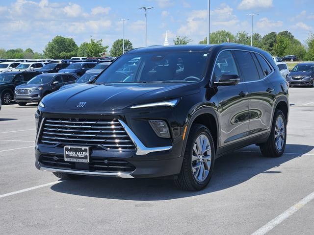 Used 2025 Buick Enclave Preferred FWD image 3