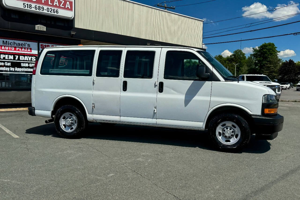 Used 2018 Chevrolet Express 2500 w/ Driver Convenience Package RWD image 3