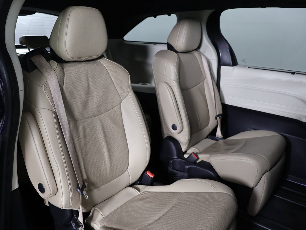 Used 2022 Toyota Sienna Limited image 32