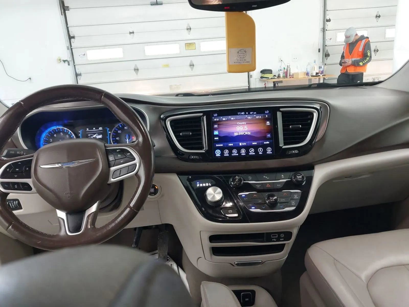 Used 2017 Chrysler Pacifica Touring-L image 14