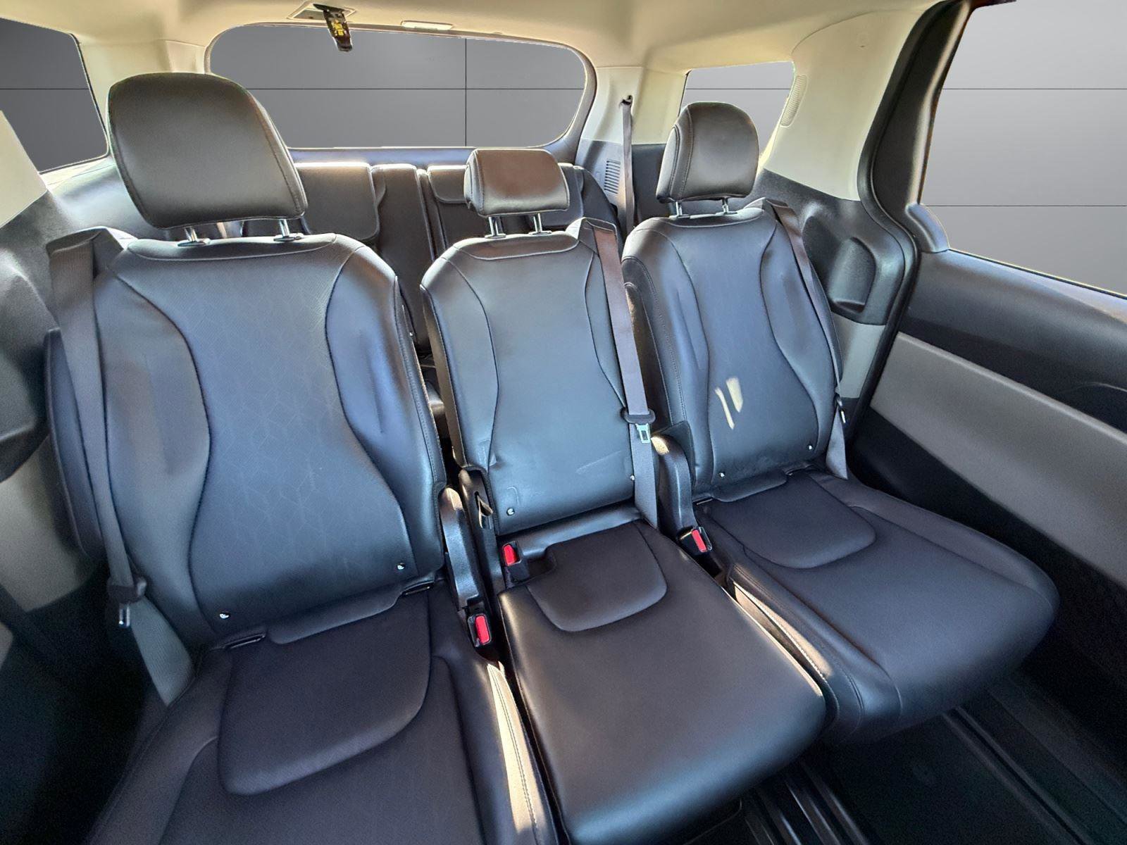 Used 2025 Kia Carnival image 19