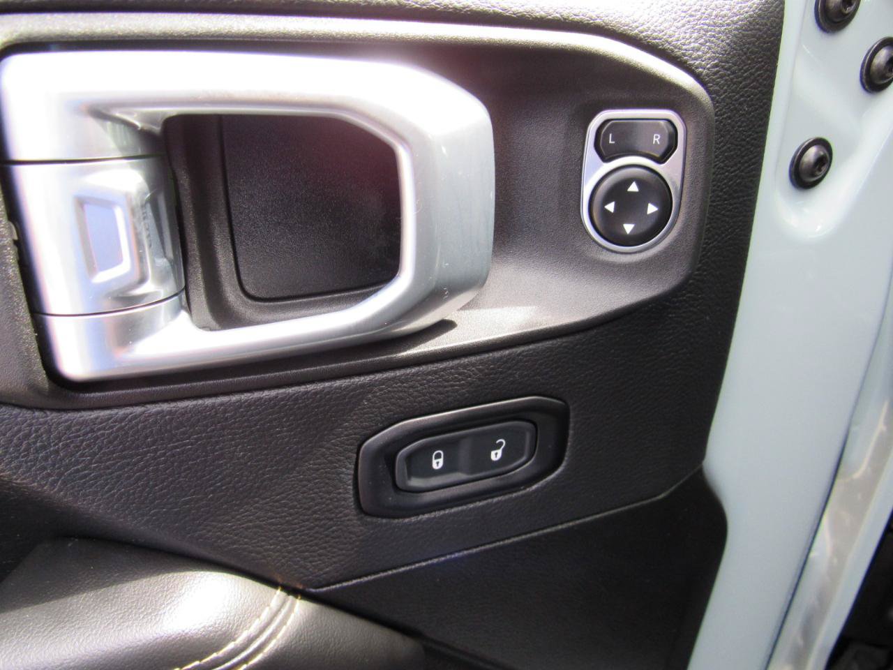 Used 2024 Jeep Wrangler Unlimited Sahara w/ Technology Group AWD/4WD image 16