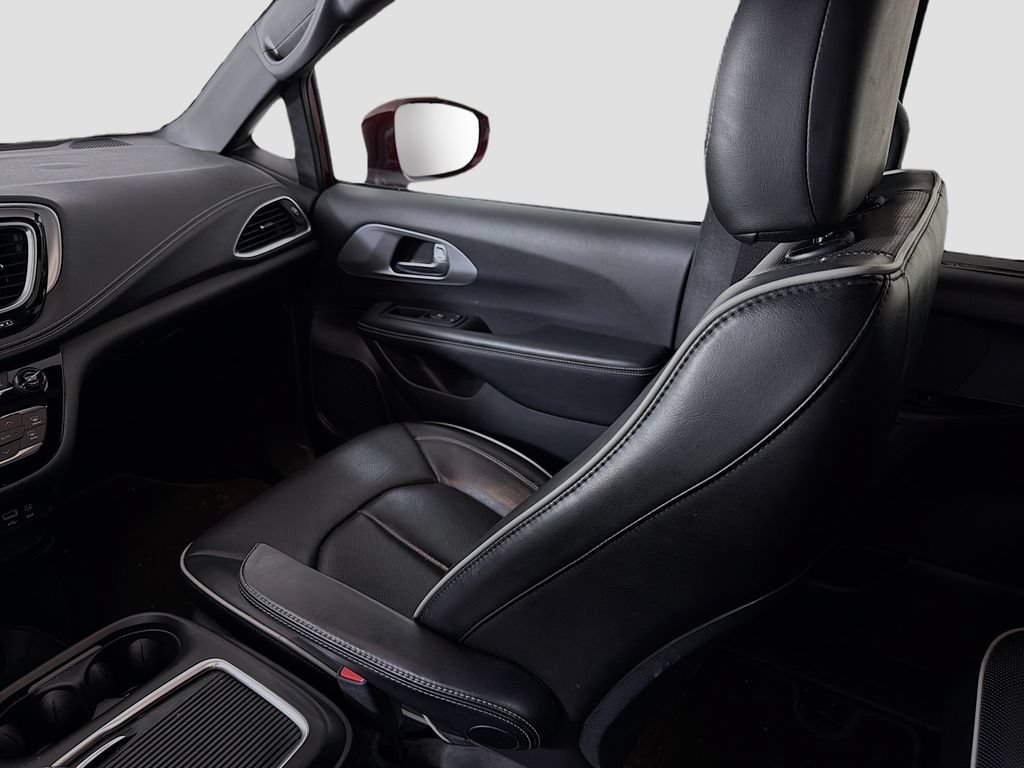 Used 2019 Chrysler Pacifica Limited w/ Advanced Safetytec Group FWD image 24