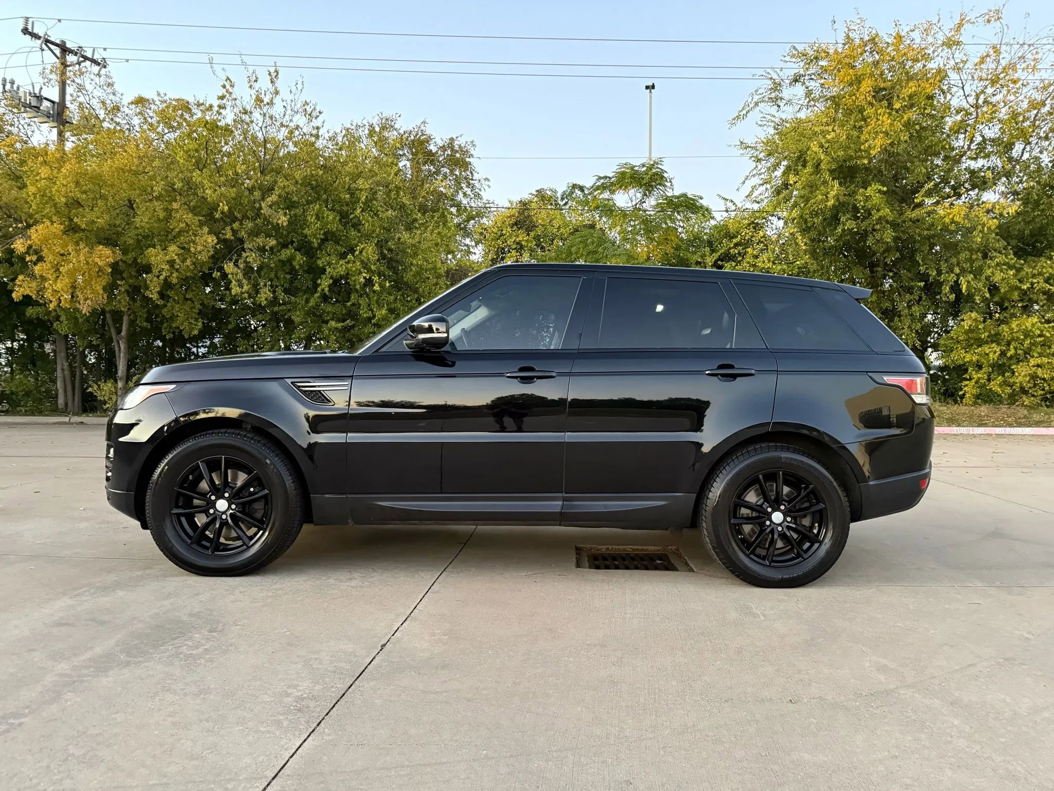 Used 2017 Land Rover Range Rover Sport SE image 3