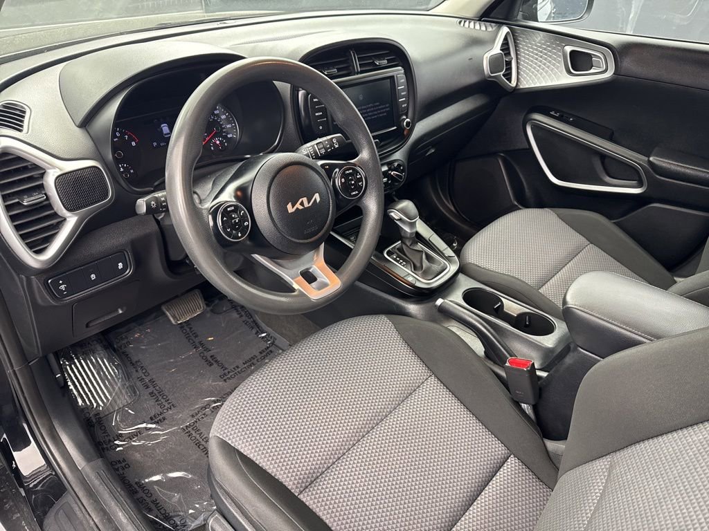 Used 2022 Kia Soul LX FWD image 2
