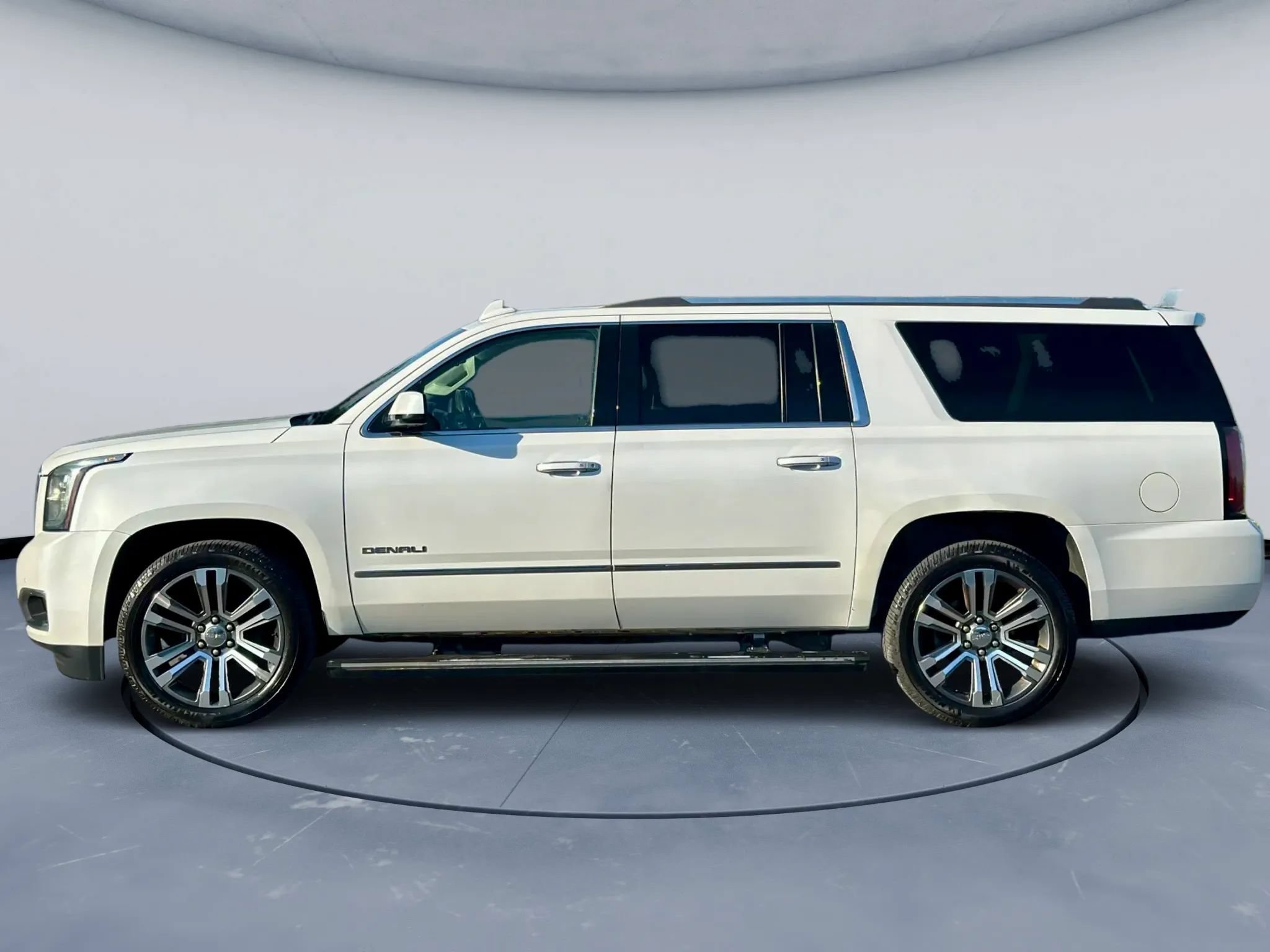Used 2018 GMC Yukon XL Denali w/ Denali Ultimate Package AWD/4WD image 3