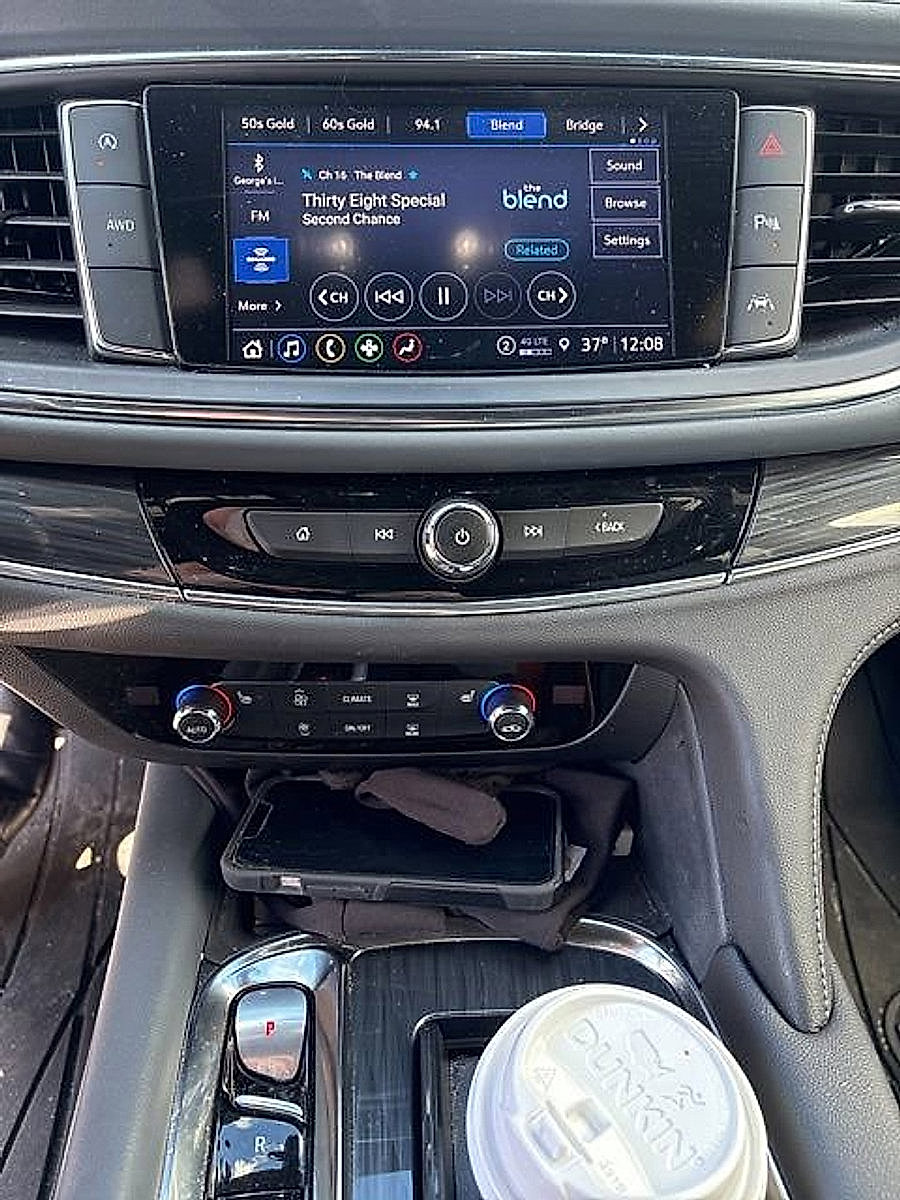 Used 2024 Buick Enclave Essence image 3