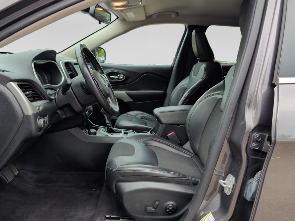 Used 2018 Jeep Cherokee Latitude Plus w/ Cold Weather Group AWD/4WD image 16