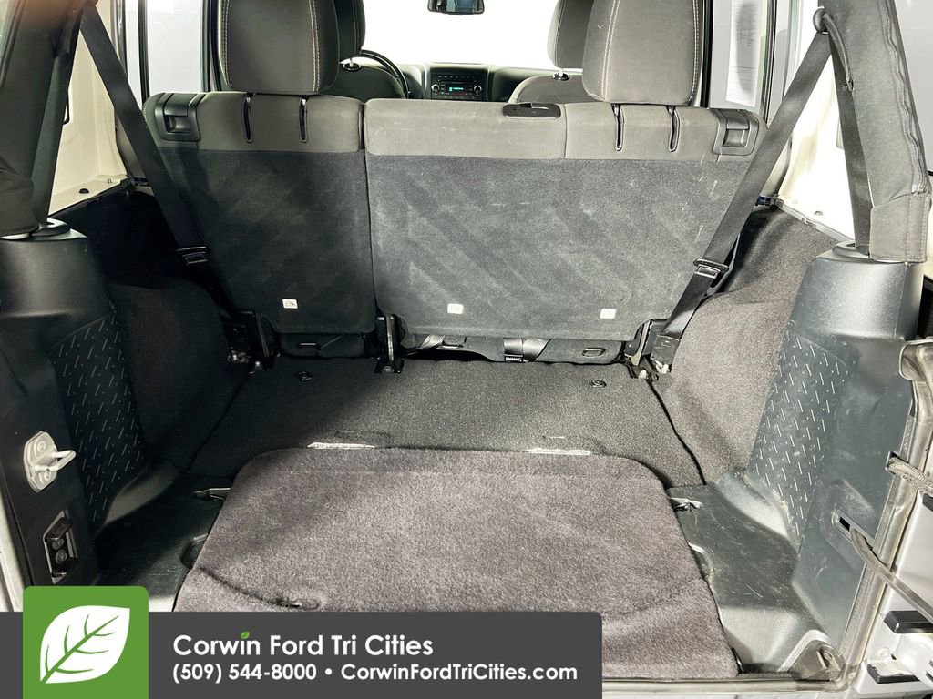 Used 2016 Jeep Wrangler Unlimited Rubicon w/ Connectivity Group AWD/4WD image 14