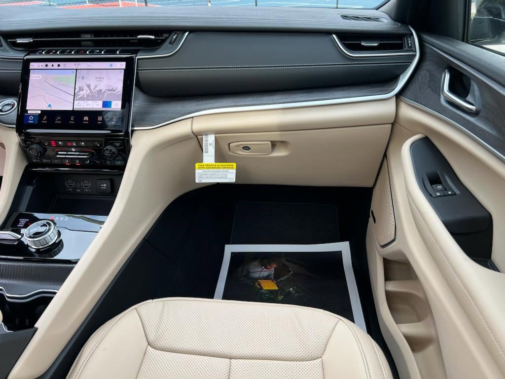 New 2024 Jeep Grand Cherokee Limited w/ Luxury Tech Group II AWD/4WD image 34