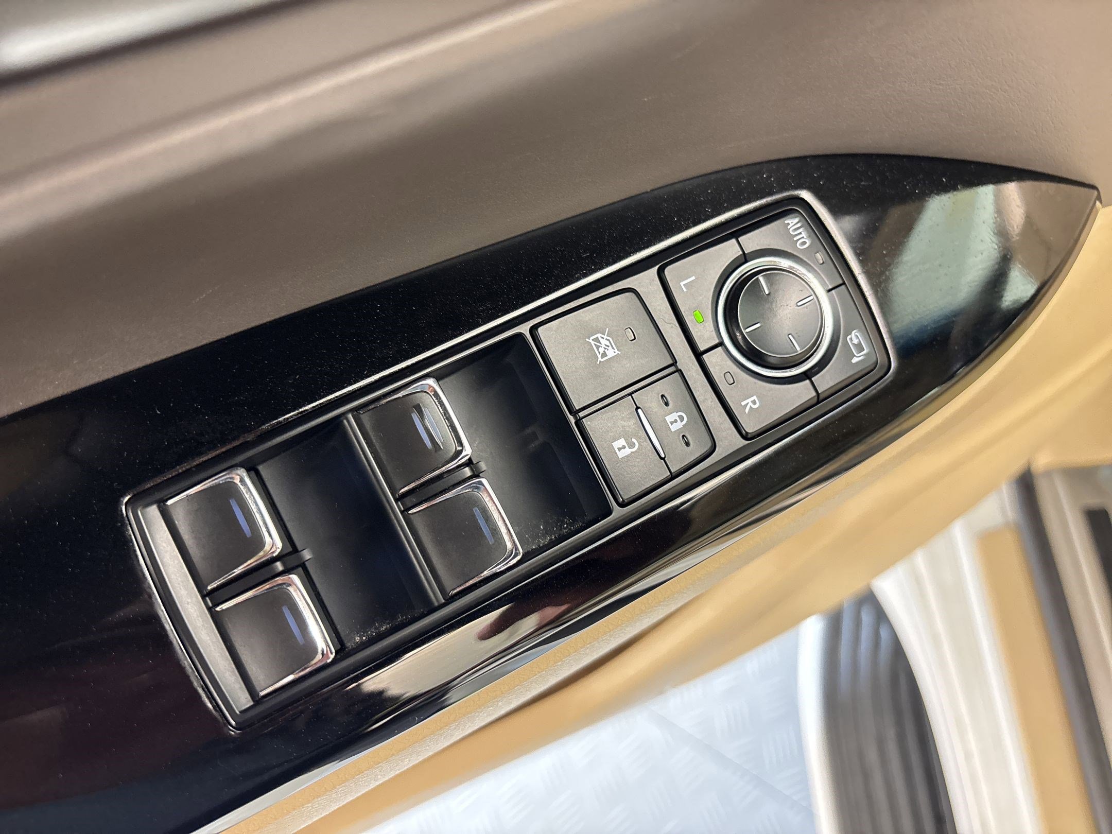 Used 2020 Lexus LX 570 4WD w/ Luxury Package image 12