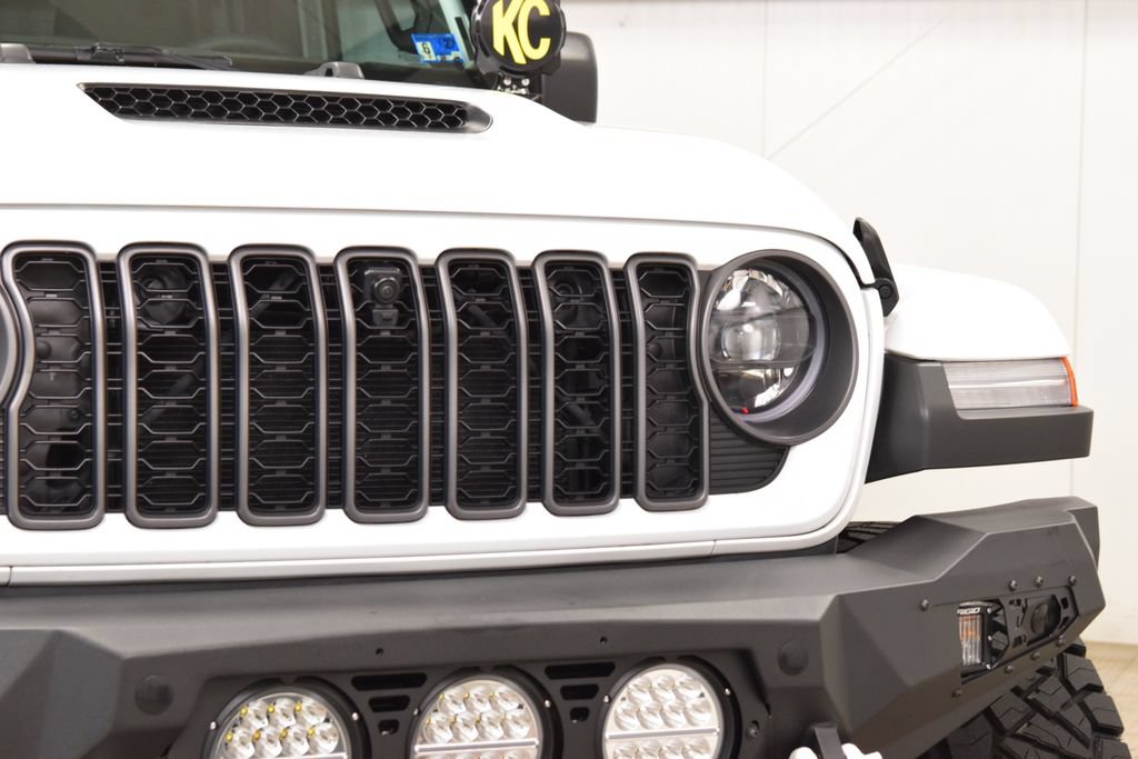 Used 2025 Jeep Gladiator Mojave AWD/4WD image 11