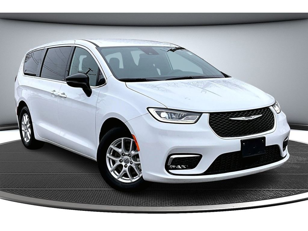 Used 2025 Chrysler Pacifica Select image 13