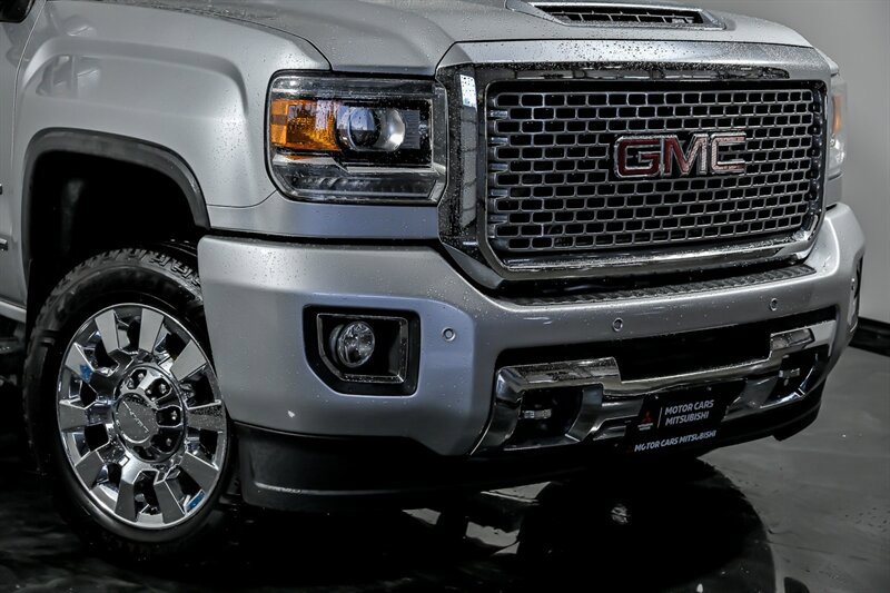 Used 2017 GMC Sierra 2500 Denali w/ Duramax Plus Package AWD/4WD image 2