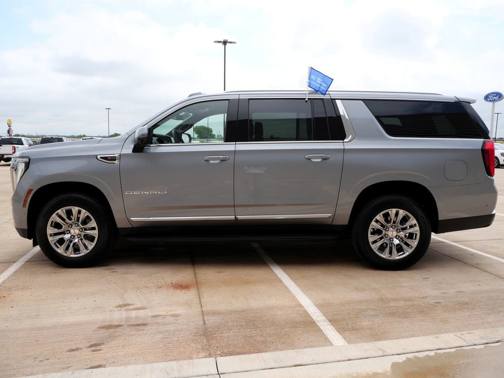 Used 2025 GMC Yukon XL Denali AWD/4WD image 3