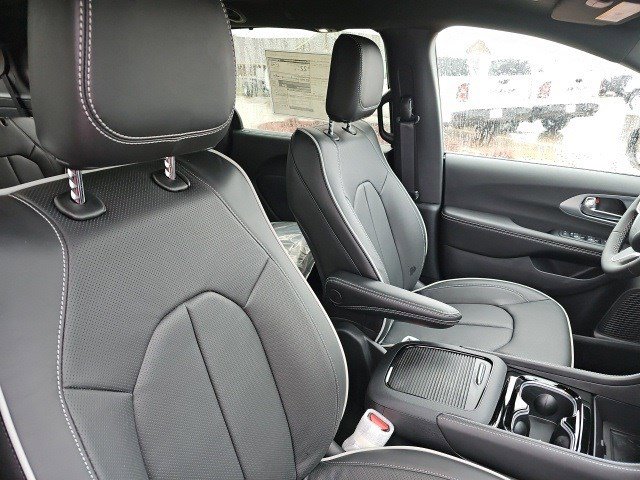 New 2026 Chrysler Pacifica Limited image 12