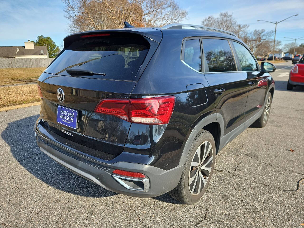 Used 2022 Volkswagen Taos SE image 4