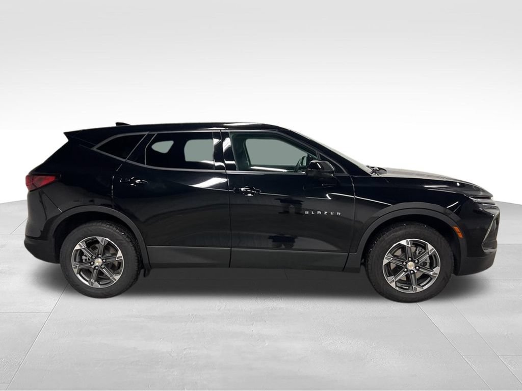 Certified 2025 Chevrolet Blazer LT AWD/4WD image 2