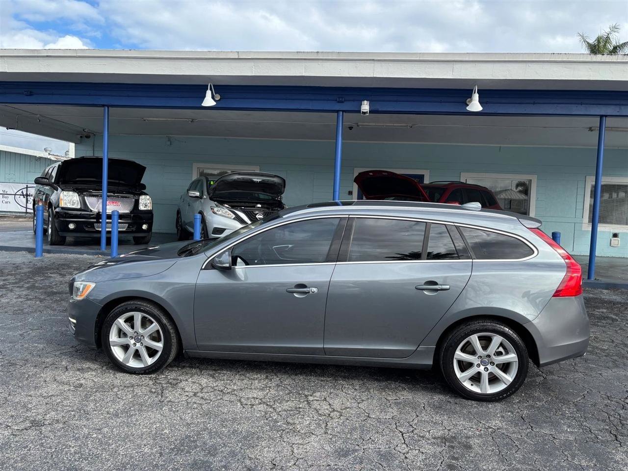 Used 2017 Volvo V60 T5 Premier w/ Convenience Package image 2