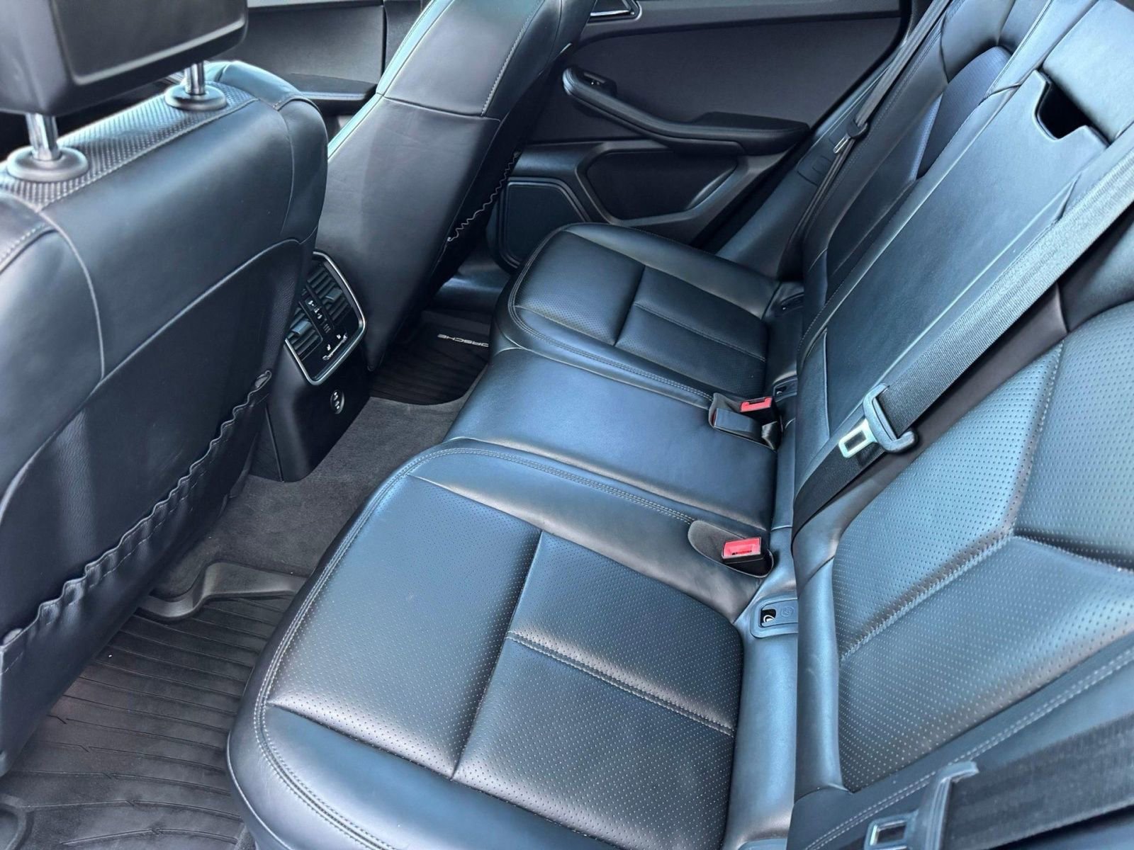 Used 2023 Porsche Macan image 13