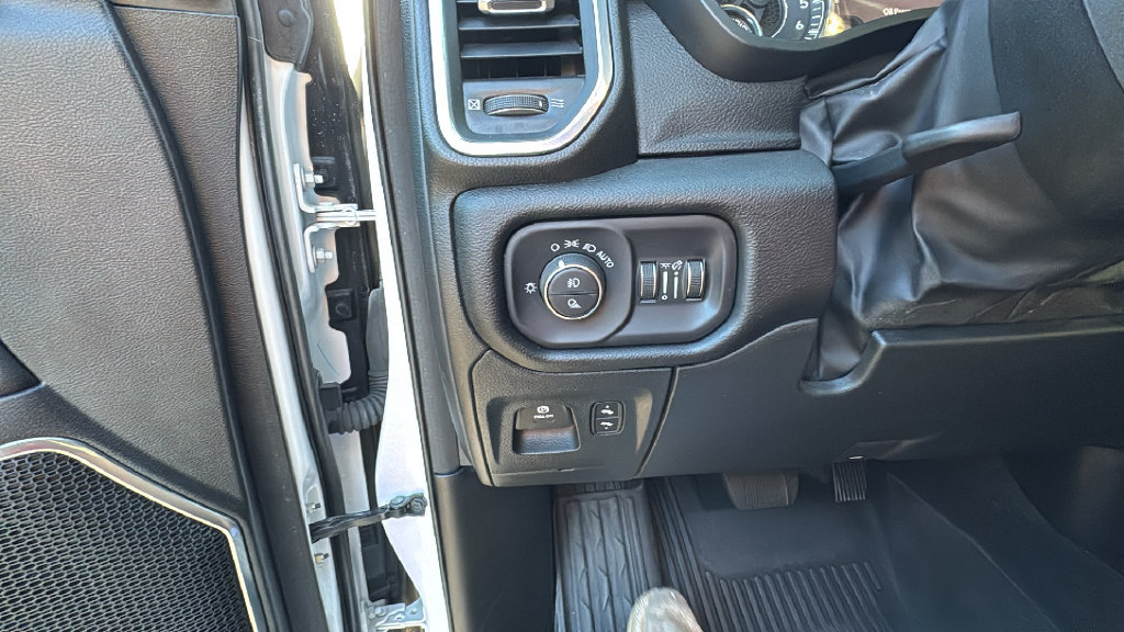 Used 2025 RAM 1500 Laramie AWD/4WD image 14