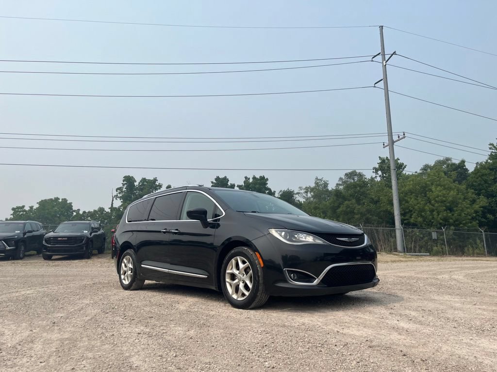 Used 2017 Chrysler Pacifica Touring-L Plus FWD image 7