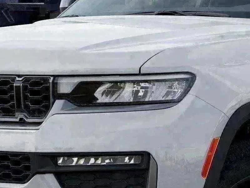 Certified 2026 Jeep Grand Cherokee Limited w/ Limited Altitude Package AWD/4WD image 33
