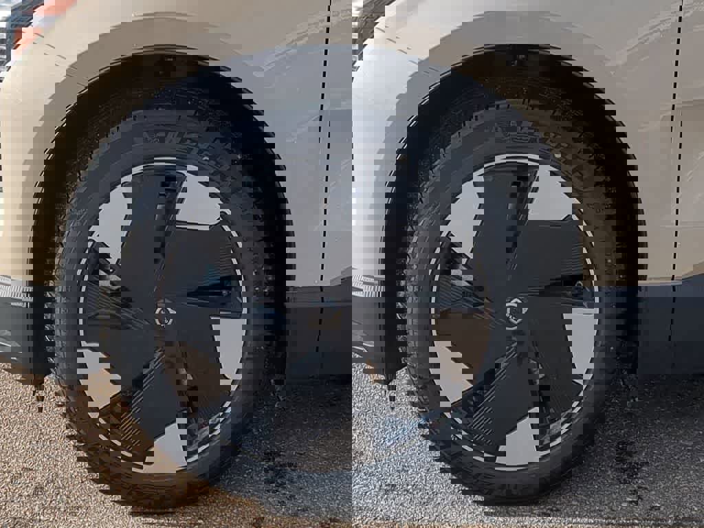 New 2026 Volvo EX30 Plus w/ Protection Package Premier image 13